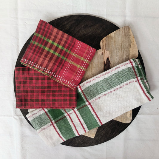 Mango Wood Christmas Cutting Board w/ Dish Towels