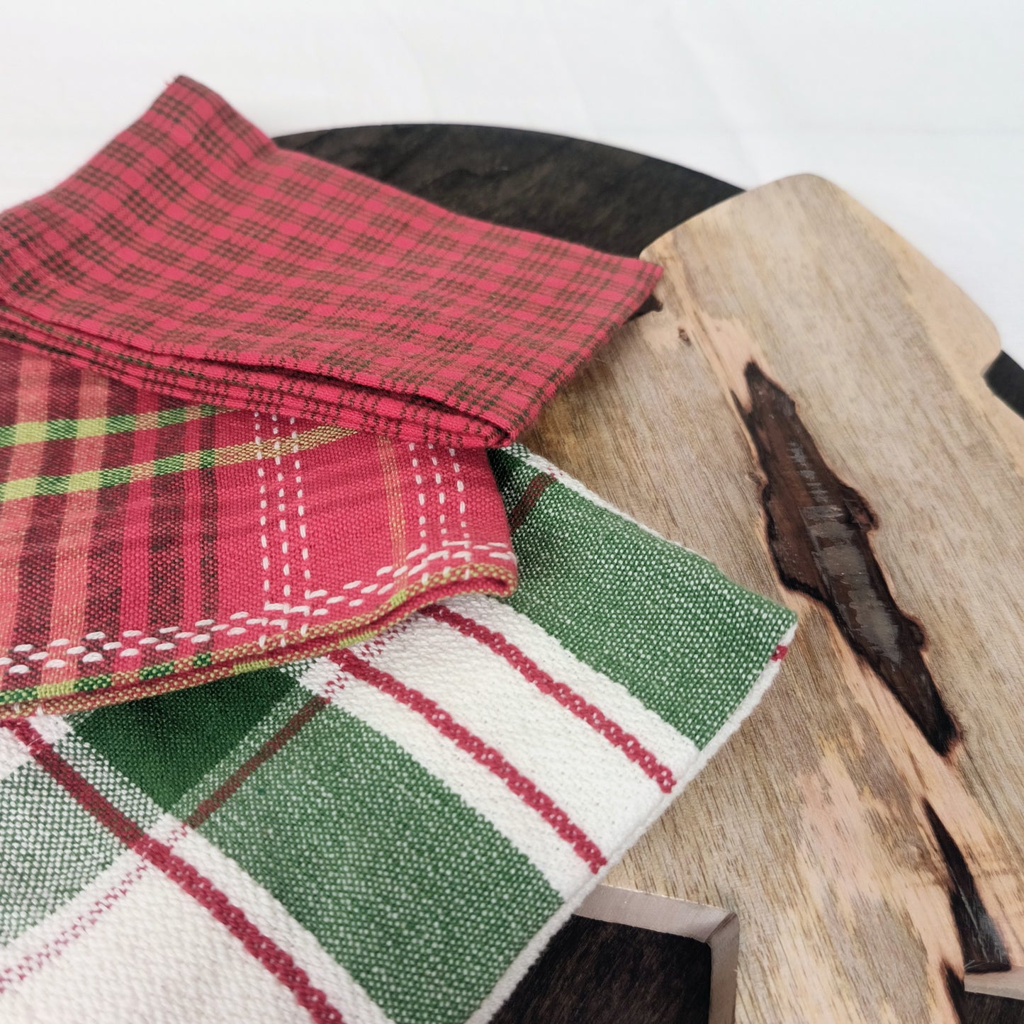 Mango Wood Christmas Cutting Board w/ Dish Towels